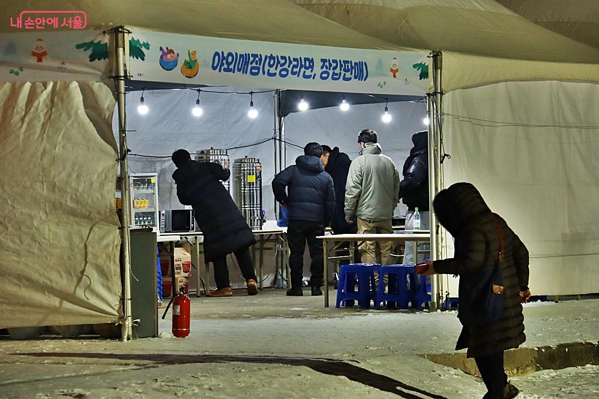 다양한 한강라면과 장갑 핫팩을 판매하고 있는 야외매점 &copy;정향선