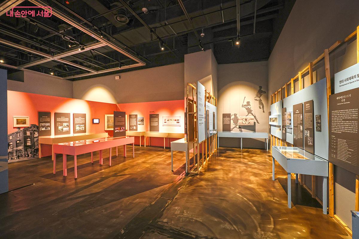 서울 YMCA의 지난 120여 년간의 발자취를 한눈에 감상할 수 있다. &copy;김주연