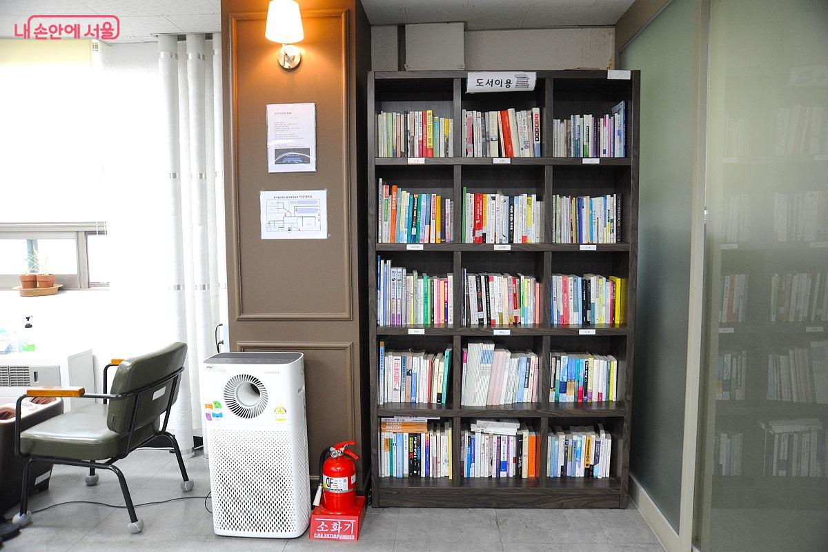 쉼터 내 도서 이용 공간 &copy;조수봉