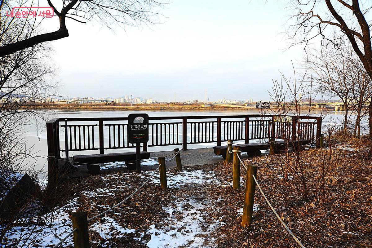 한강조망대에 서면 강 건너 구리한강시민공원을 조망할 수 있다. &copy;조수봉