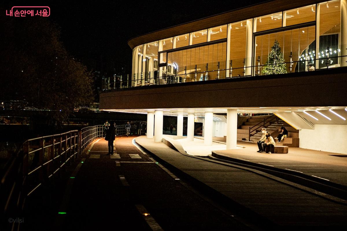 수변 공간에서 체류하며 여가를 보낼 수 있도록 조성된 '재간정' &copy;이진형