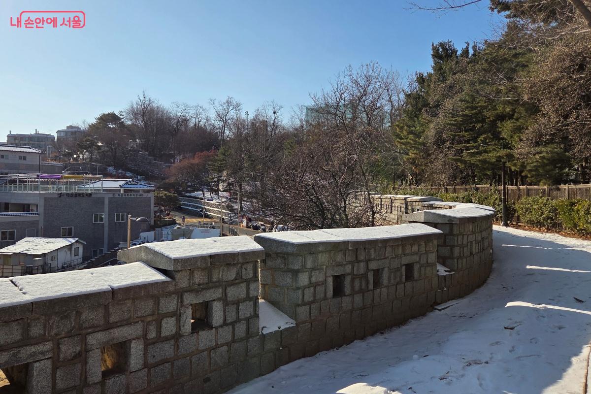 이색적인 풍경 속에 자연과 어우러진 아름다움을 만끽한다. &copy;김미선