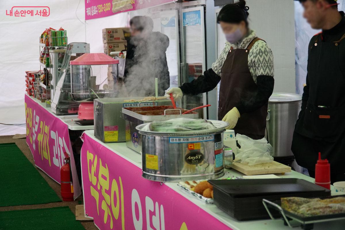 매점에서 따끈한 음식을 먹으며 몸을 녹인다. &copy;홍혜수 