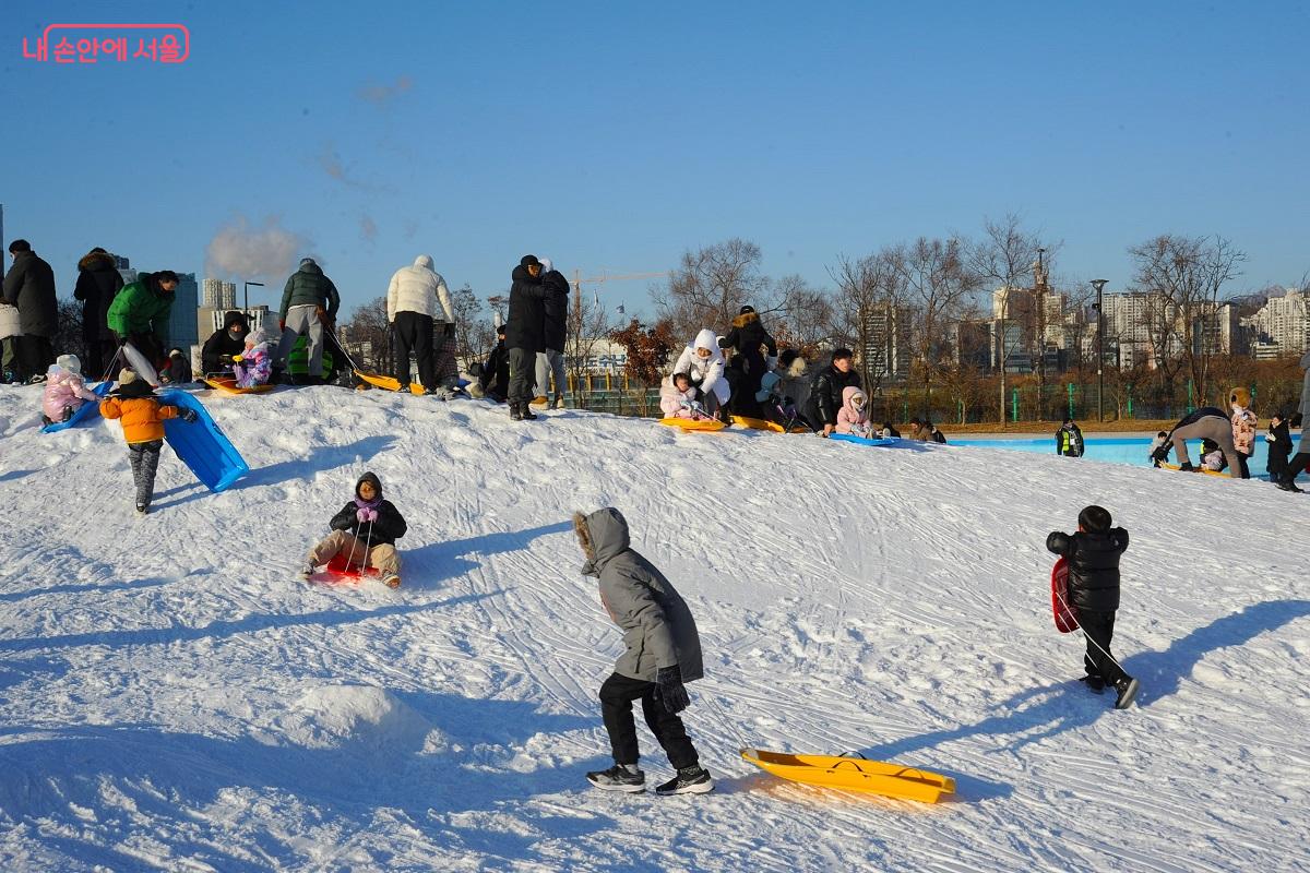 여의도한강공원 눈썰매장에도 눈놀이동산을 설치했다. ©조수봉