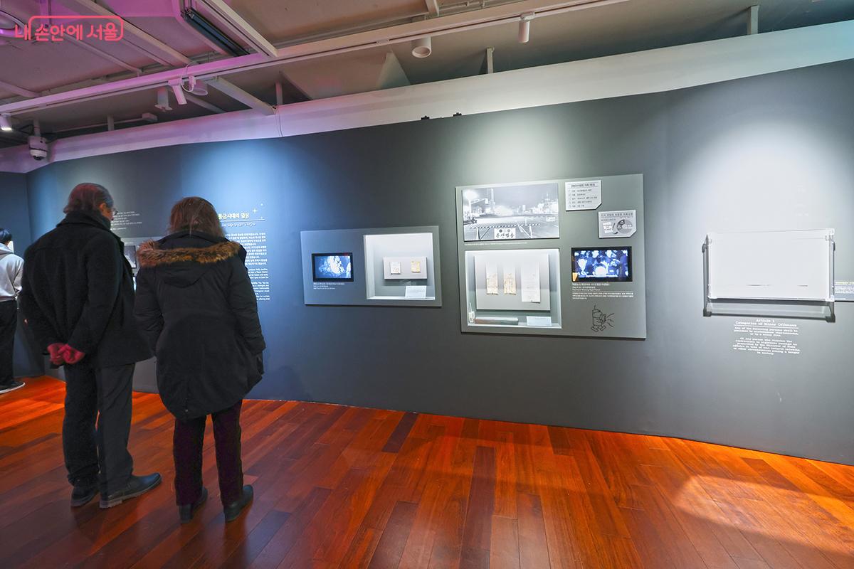 전시를 관람 중인 외국인 관람객의 모습 &copy;김주연