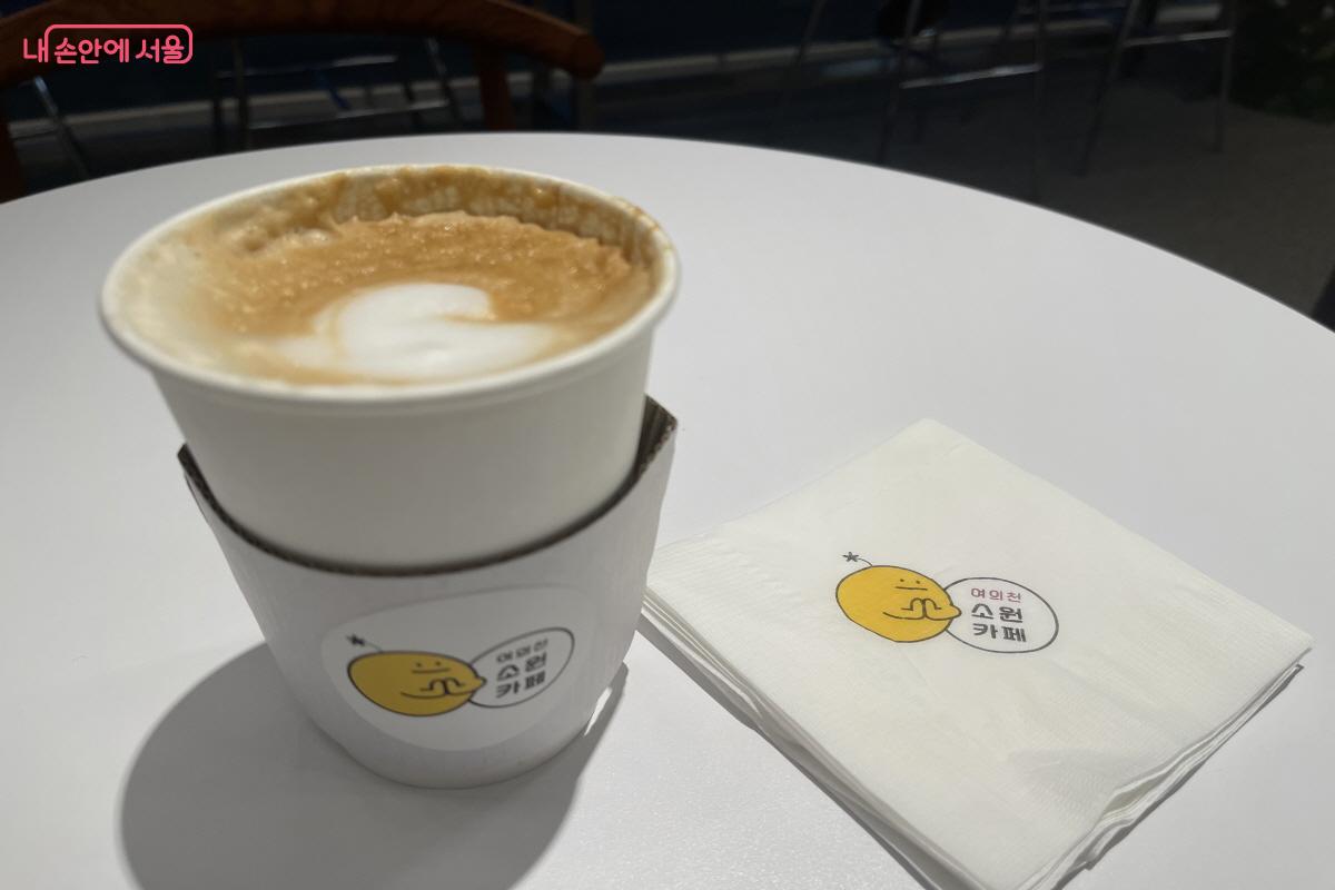 컵홀더 스티커와 냅킨에 귀여운 소원카페 상징 캐릭터가 새겨져 있다. ⓒ이정민 