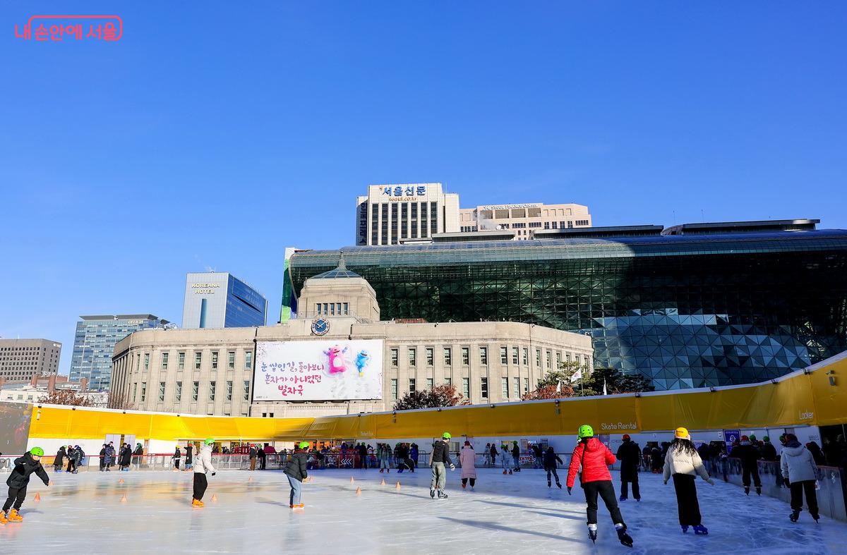 이른 시간인데도 많은 시민이 서울광장 스케이트장을 찾았다. &copy;박성환