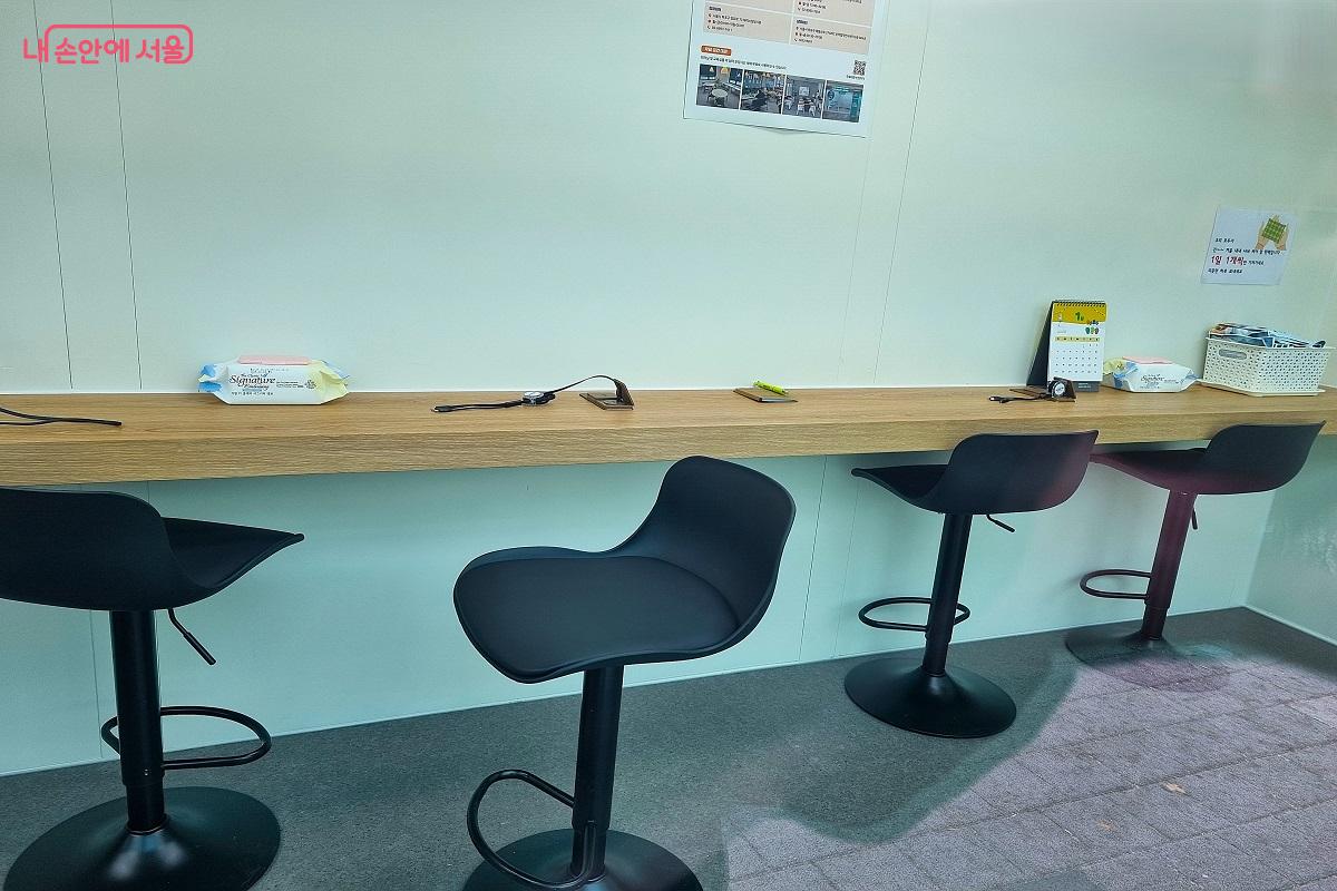 구로쉼터에도 냉난방&middot;전자기기 충전 시설&middot;정수기 등 편의 시설이 갖춰져 있다. &copy;조수봉