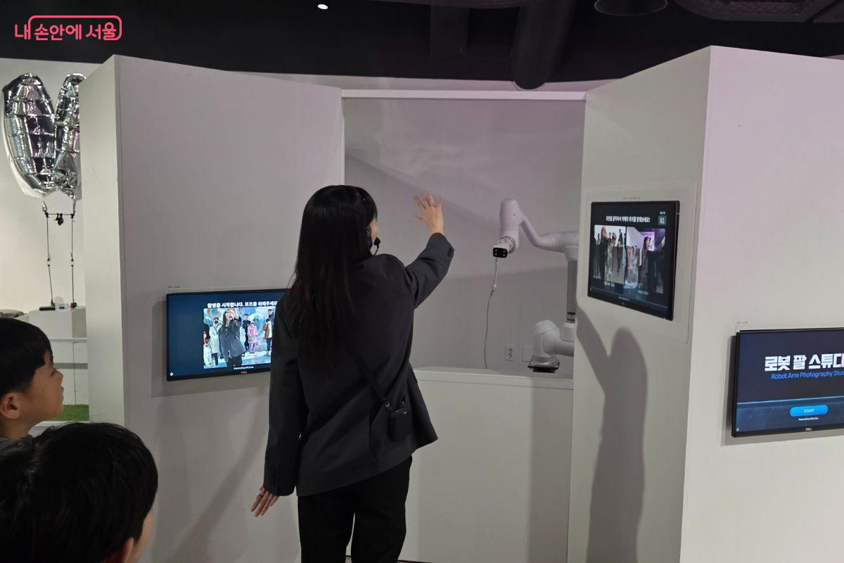 팔로 로봇을 조종해 원하는 위치에 두고 사진을 찍을 수 있는 로봇 팔 스튜디오