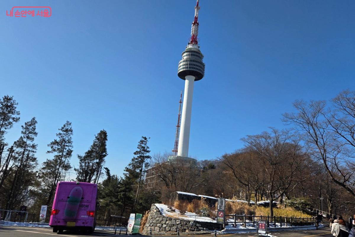 남산순환버스에서 하차해 서울타워플라자로 향해간다. &copy;김미선
