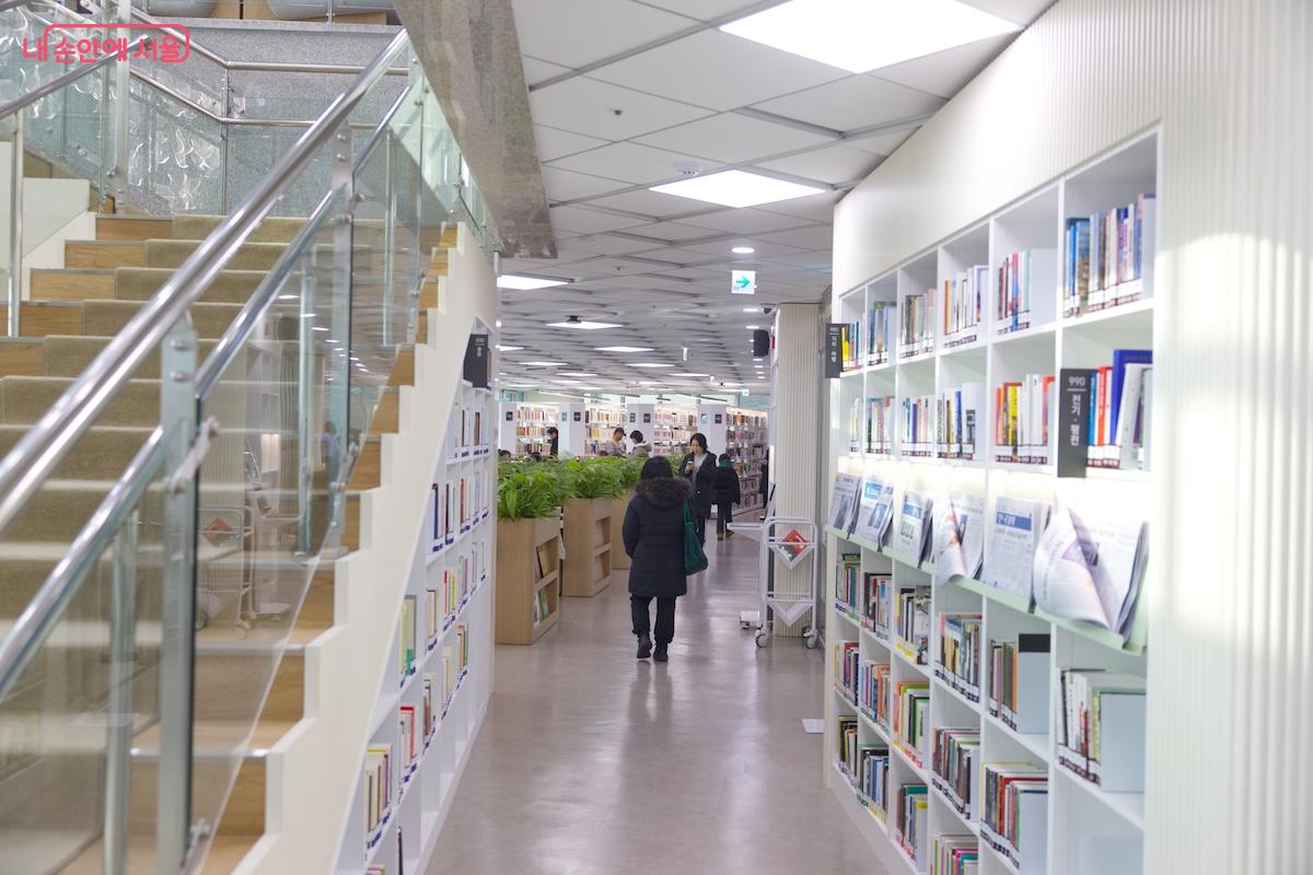 서초구에서 10번째로 건립된 공공도서관인 우면도서관 &copy;임중빈