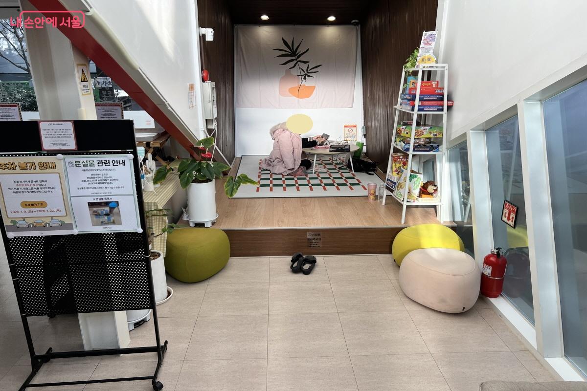 공간 활용이 잘 되어 있어 머물 수 있는 자리가 많다. &copy;박지영 