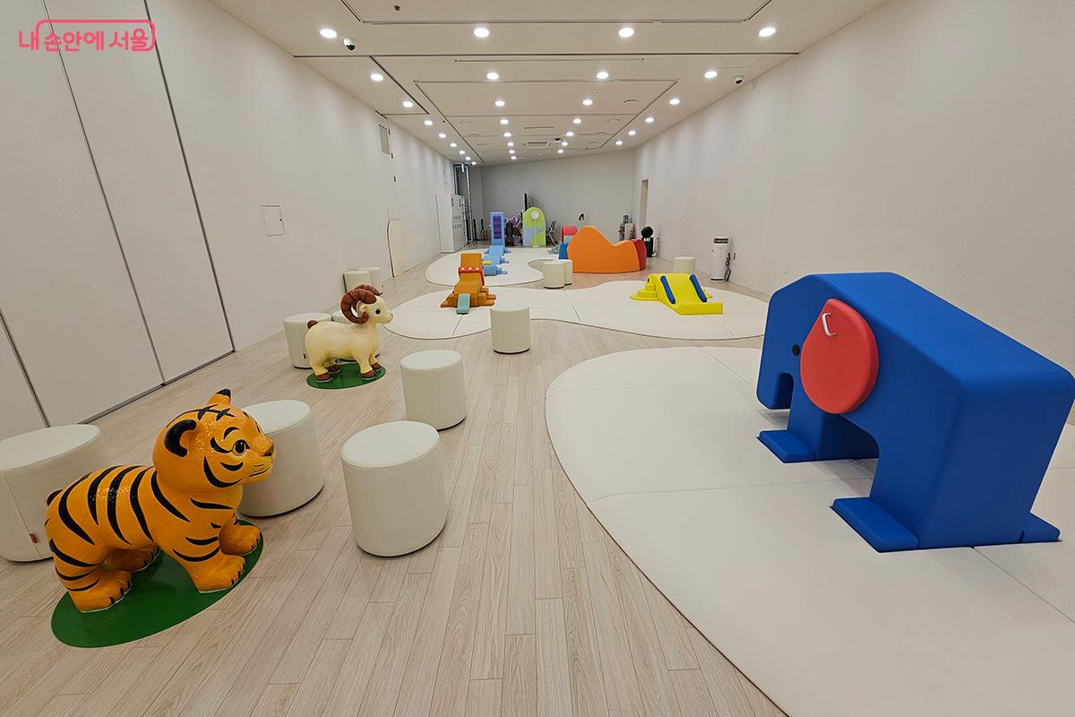 백제금동대향로의 동물 형상을 재해석해 전설 속 세계를 연상시키는 분위기를 조성했다. &copy;백승훈