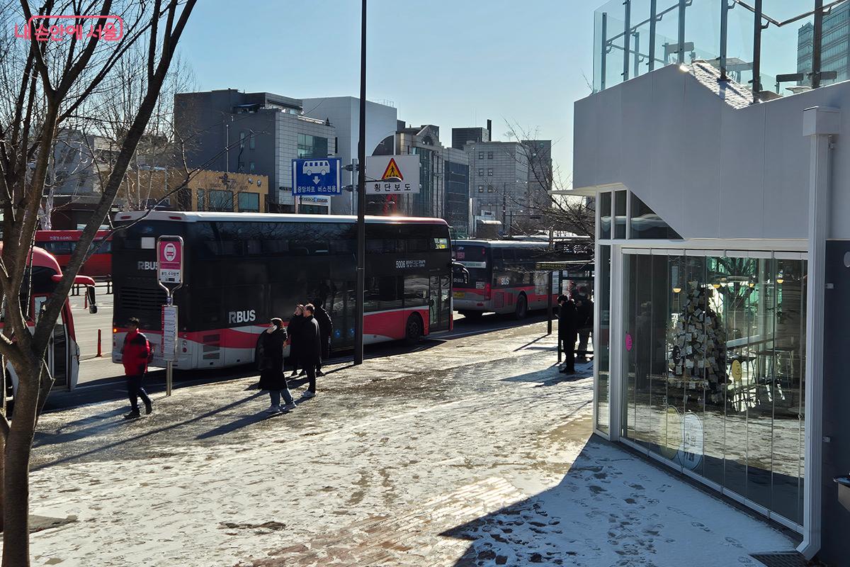 카페 앞에 버스 정류장이, 근처에는 지하철 신분당선 양재시민의숲역과 공영 주차장이 있어 접근성이 뛰어나다. ©이혜숙
