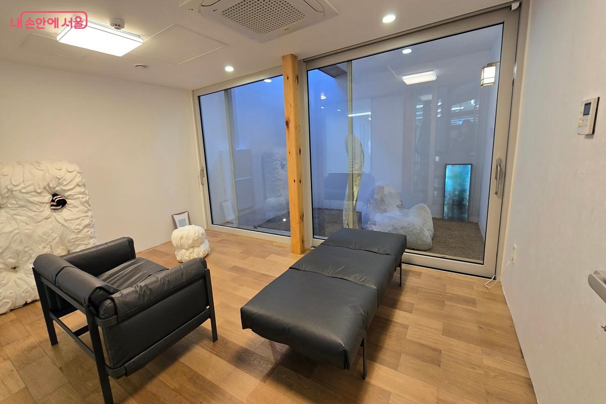 '원서동 4호'에 있는 지하 커뮤니티 공간 ©김윤경