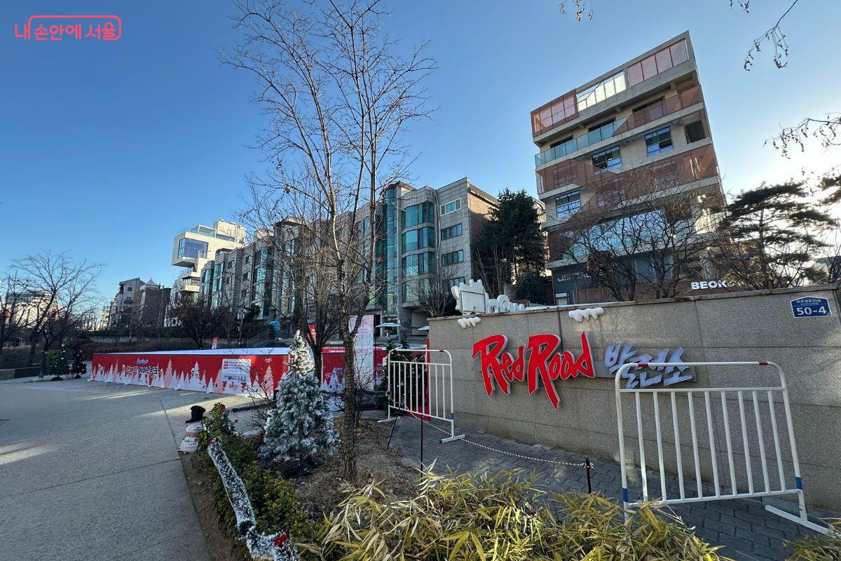 젊은 유동인구가 많은 거리에서 스케이트를 탈 수 있어 색다른 느낌이다. &copy;김재형