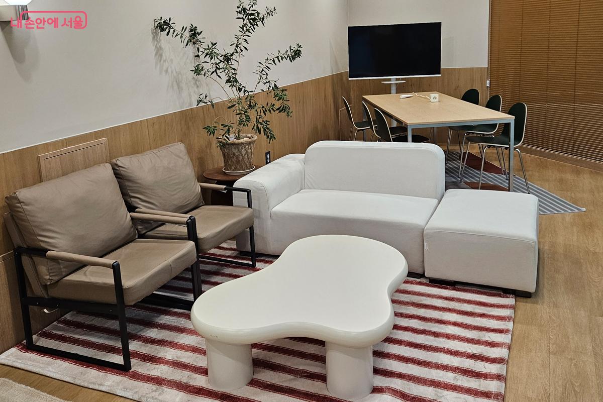 어린이대공원역 독서 라운지에서는 매달 소규모 문화행사와 모임이 열린다. &copy;김현진