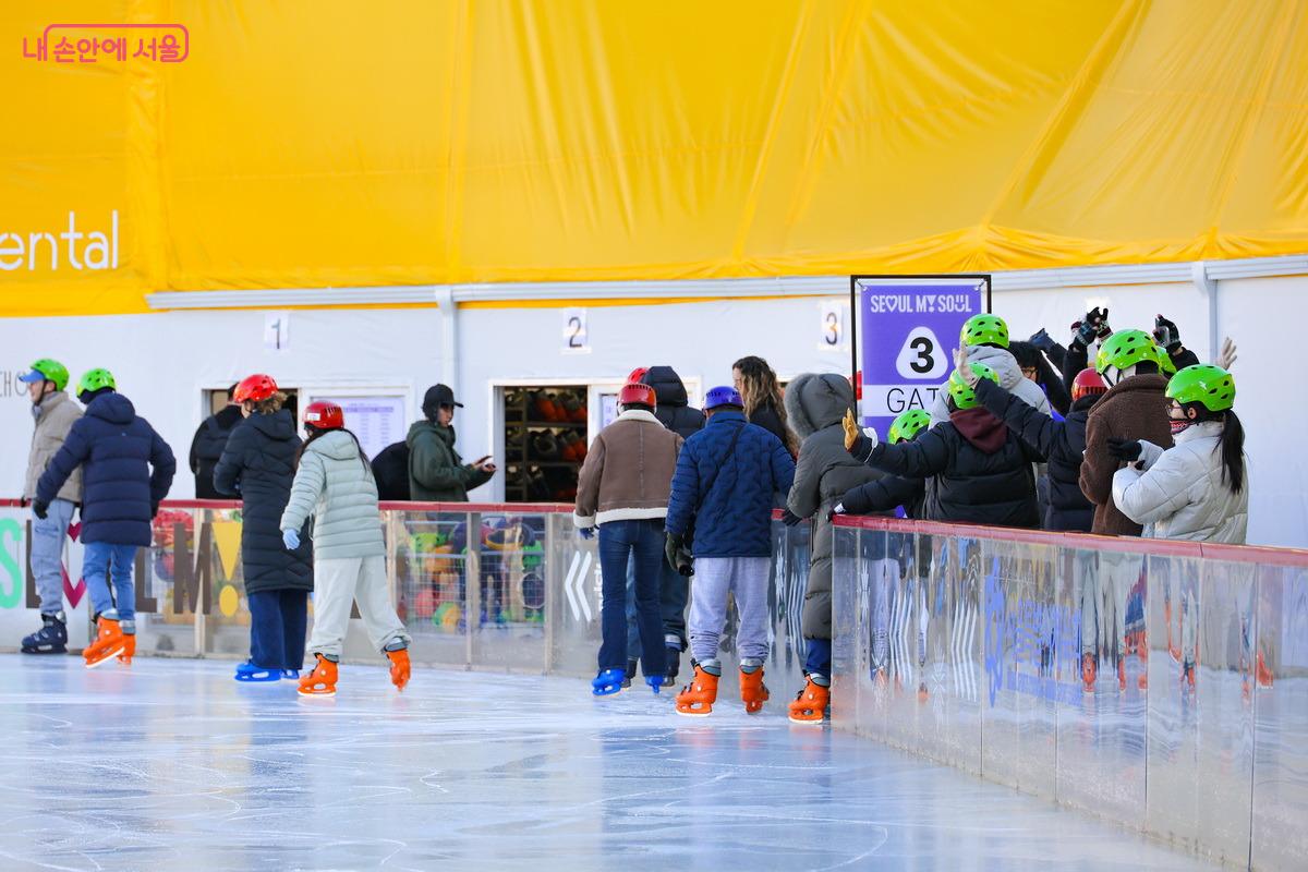 스케이트장 이용 요금은 1시간에 1,000원이다. &copy;박성환