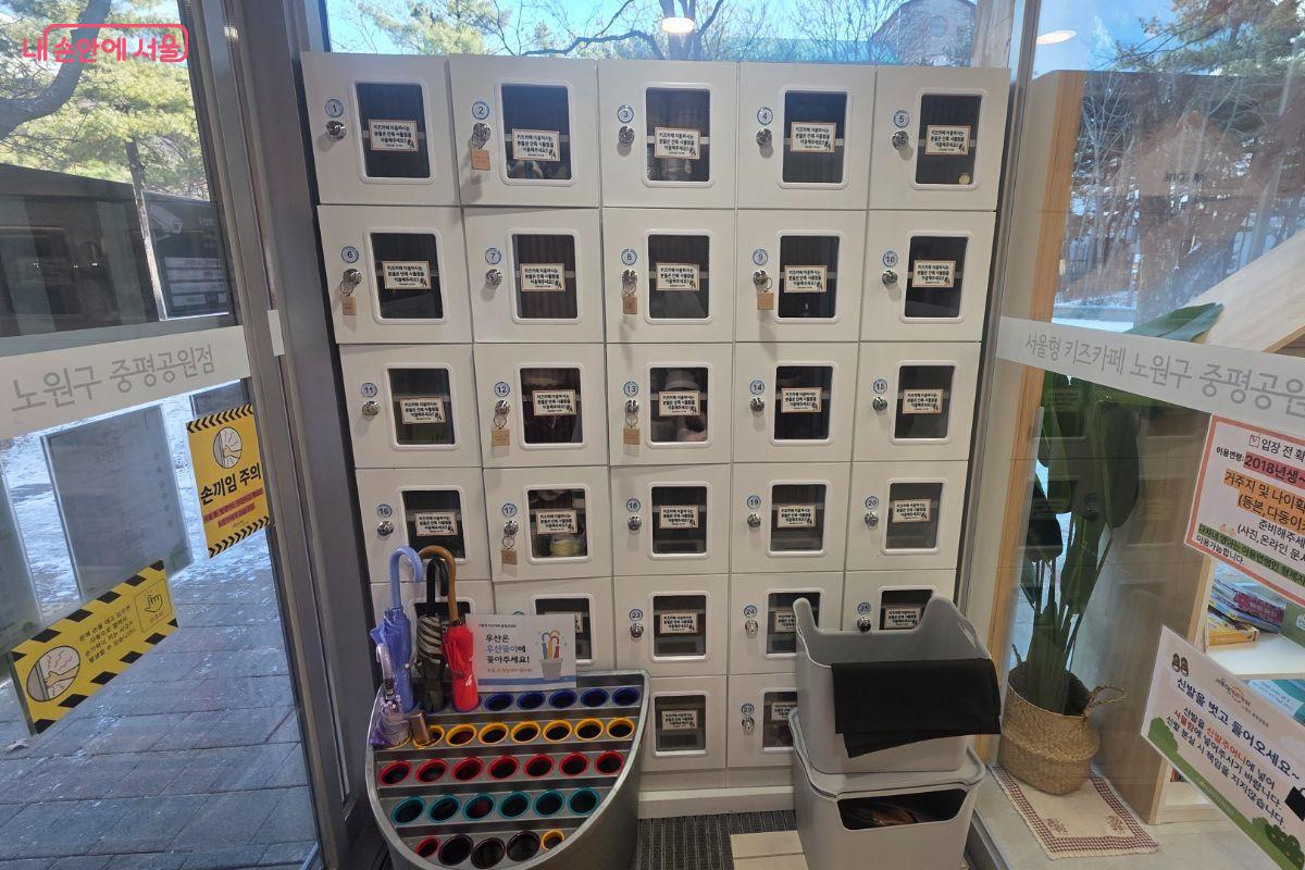 신발 보관함에는 열쇠가 달려있어 분실 위험으로부터 안심할 수 있다.