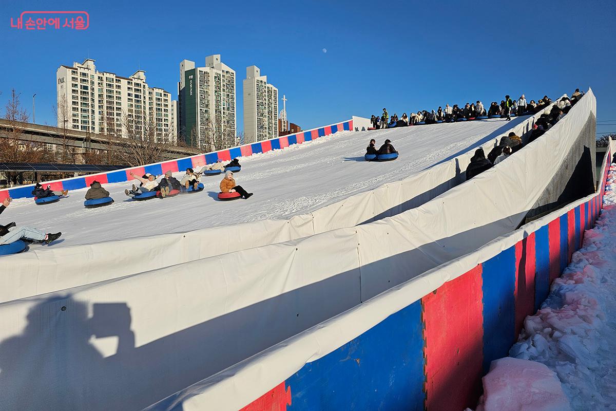 뚝섬 한강공원에 설치된 대형 눈썰매장의 모습 ©이혜숙