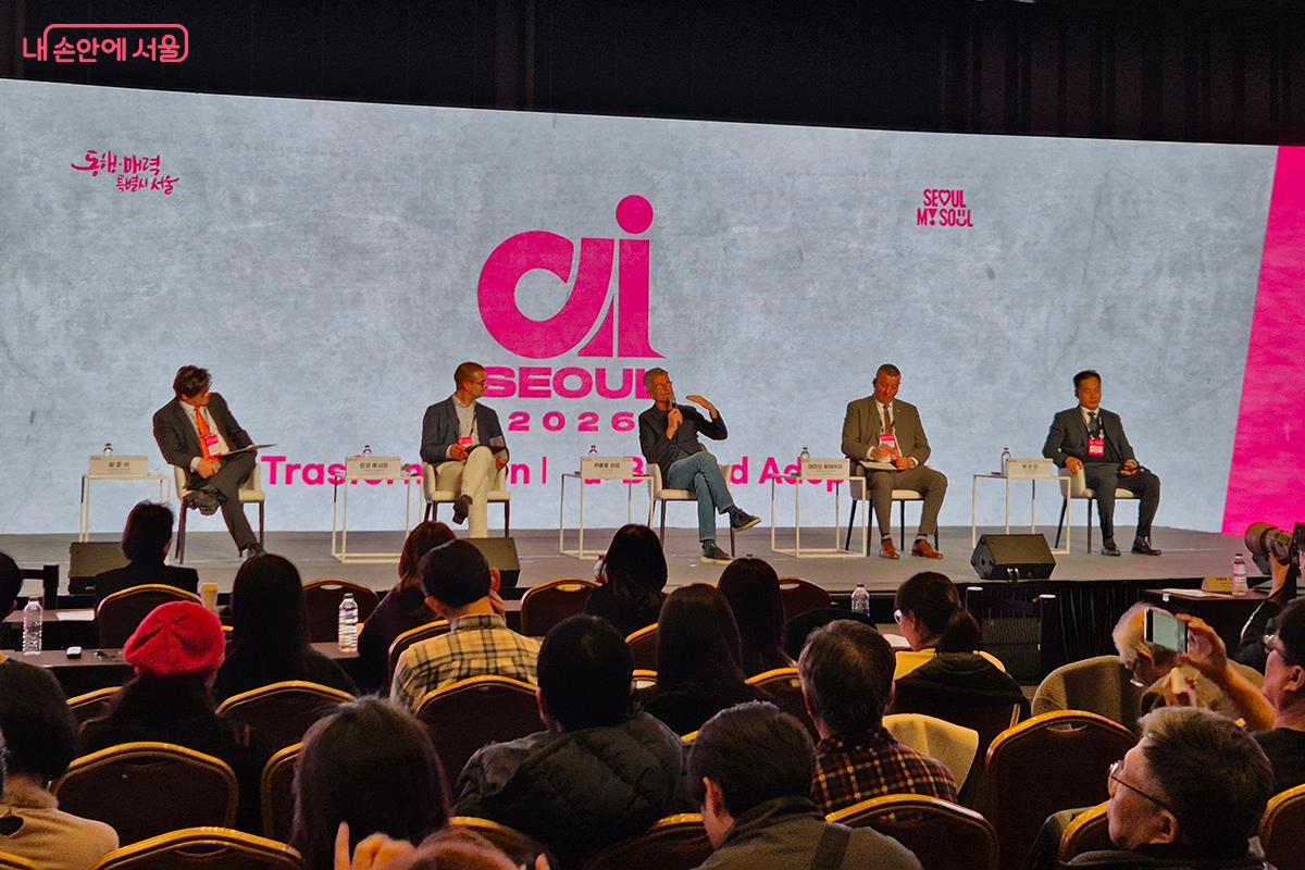 미코 루사마 (Mikko Rusama) , 데미안 페레이아 (Damien Pereira), 카를로 라티 (Carlo Ratti) 등 AI 석학들이 참여한 좌담회