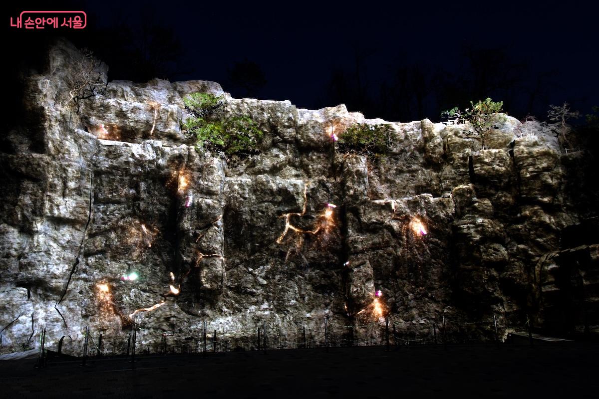 오후 6시부터 8시 30분까지 미디어파사드가 진행된다. &copy;임중빈