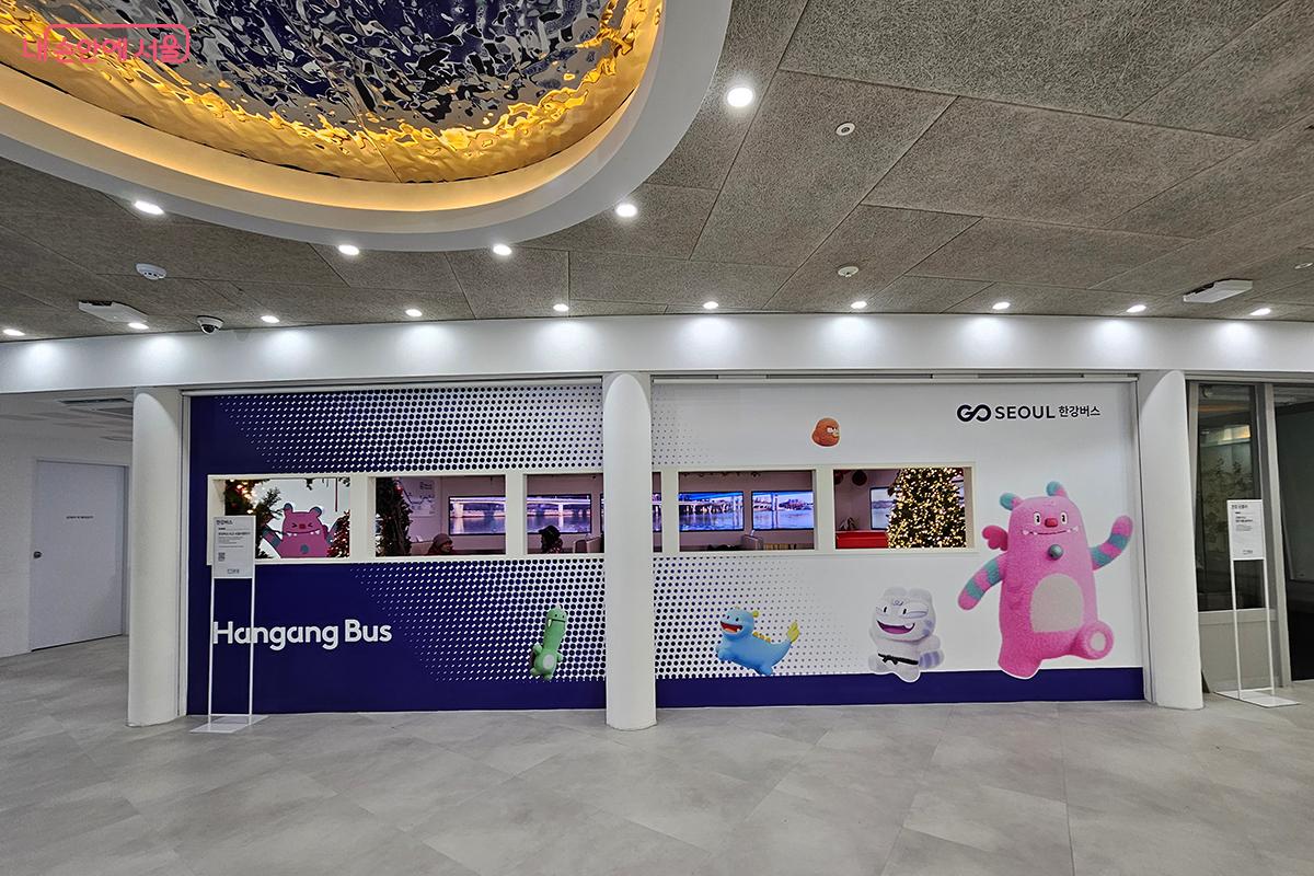 한강의 물살을 가르며 달리는 기분을 생생하게 느낄 수 있는 '한강버스 체험' &copy;이혜숙