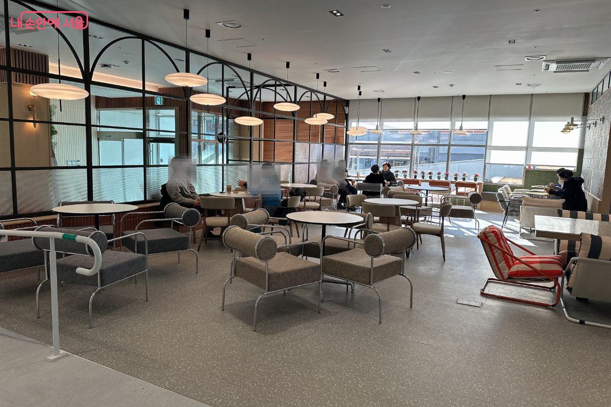 비교적 큰 카페 공간이 마련돼 있어 누구나 편리하게 이용할 수 있다. &copy;김재형