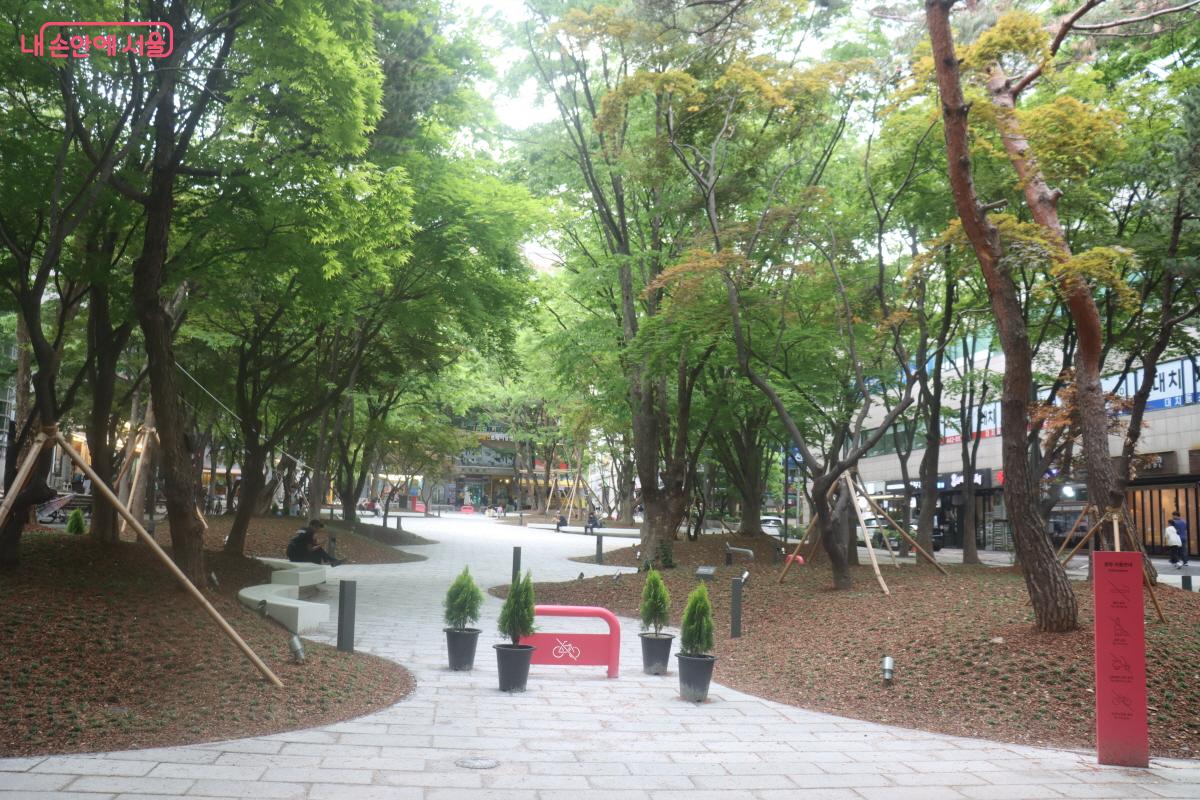 강동구 학원거리 명일광장. 좁은 보행로와 주정차를 없애고 공원을 조성했다. &copy;조수연