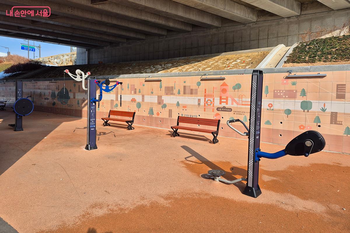 고덕천에는 운동 시설과 물가에서 쉴 수 있는 놀이 자리도 있다. &copy;백승훈 