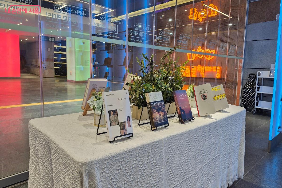 이달의 추천 책들이 있어 교양 공간으로의 활용도 가능하다. ©권수진