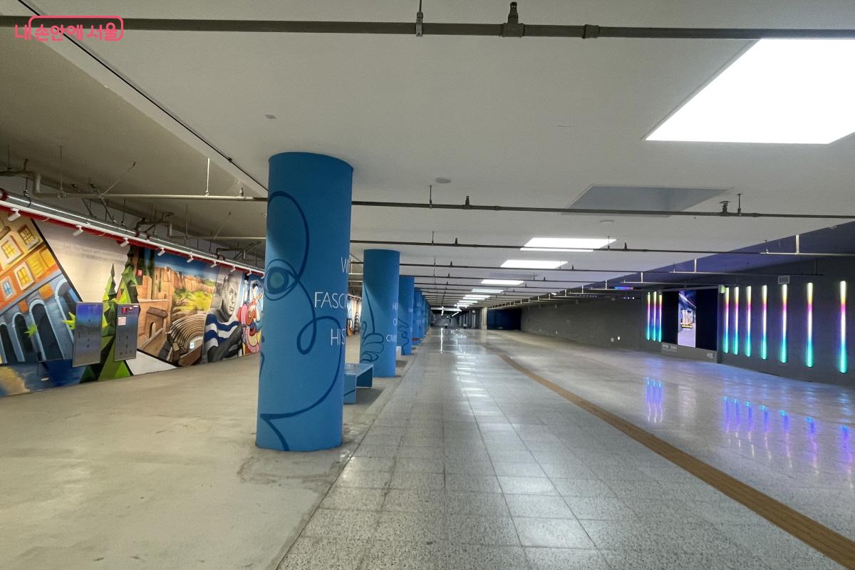 피카소 벽화 맞은편, LED 모니터에서 고투몰 홍보 영상이 나온다. ⓒ이정민