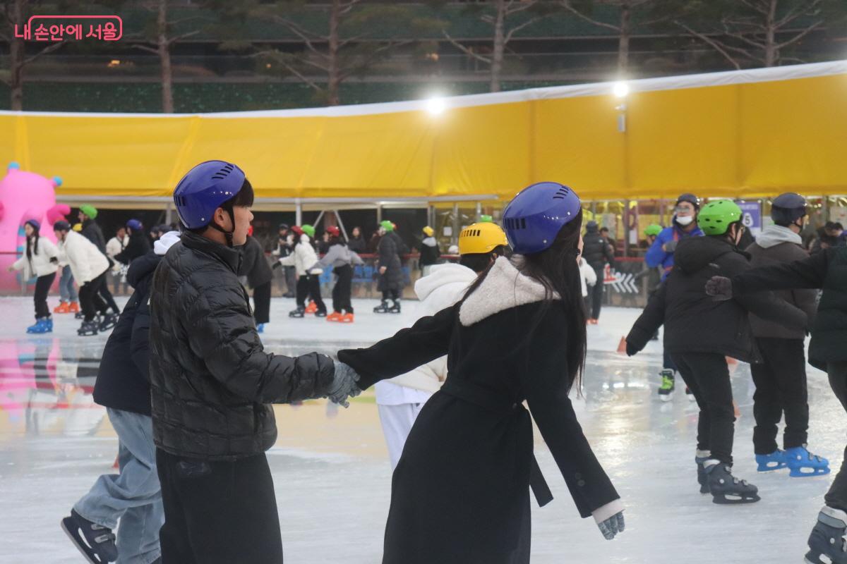 다정한 연인의 스케이트. &copy;조송연