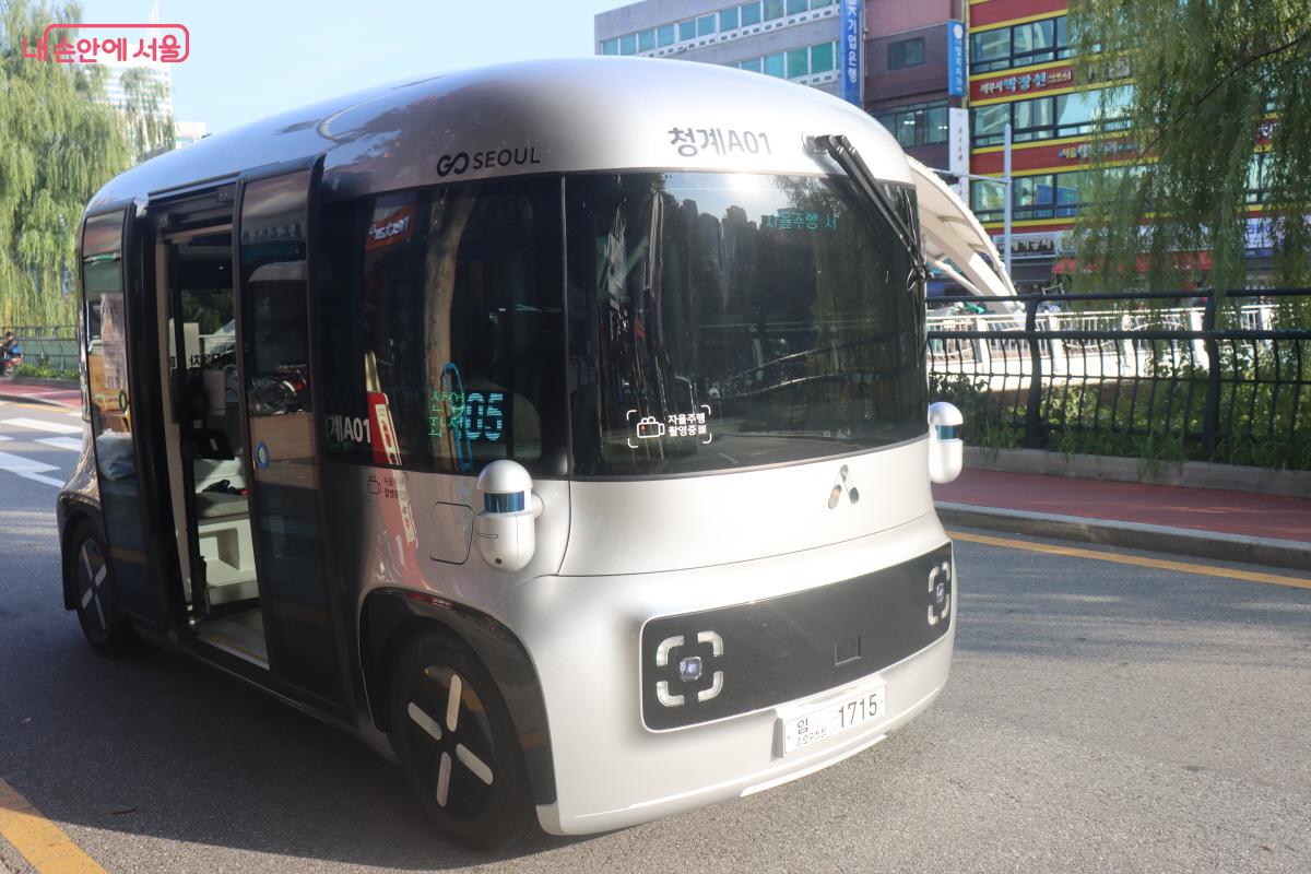 국내 최초의 '운전석 없는 자율주행 셔틀'로 운영 중인 청계천 자율주행버스 &copy;조송연