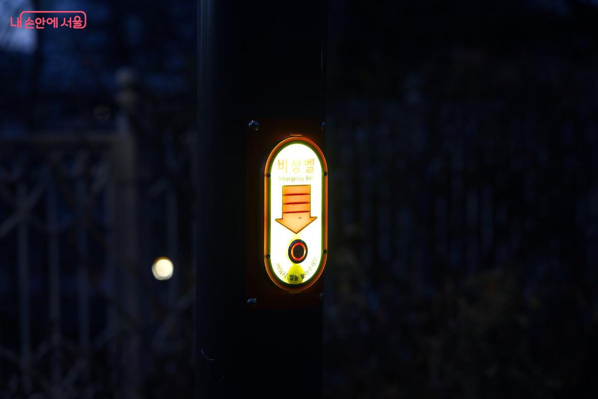 혹시 모를 위험에 대비할 수 있도록 둘레길 곳곳에 비상벨이 설치 되어 있다. &copy;임중빈