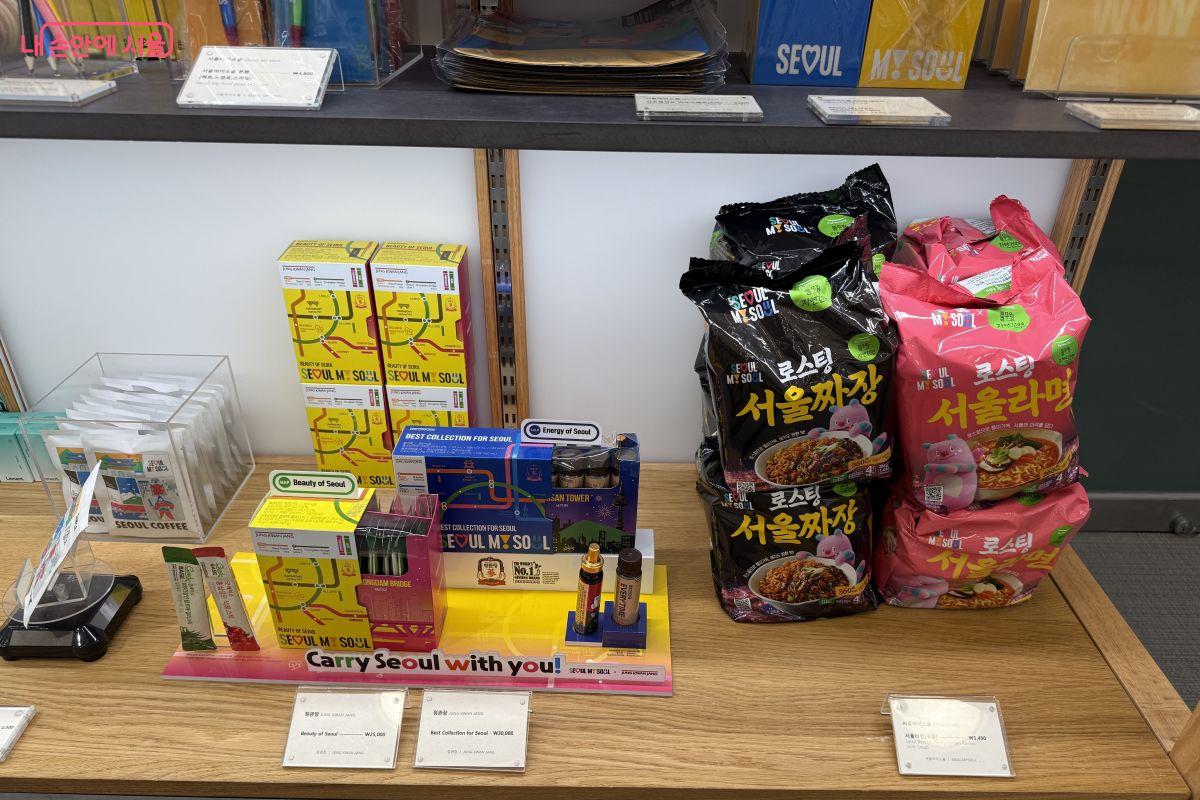 DDP 디자인스토어에서 판매 중인 서울 굿즈. 서울라면, 정관장 등이 있다. &copy;황수민