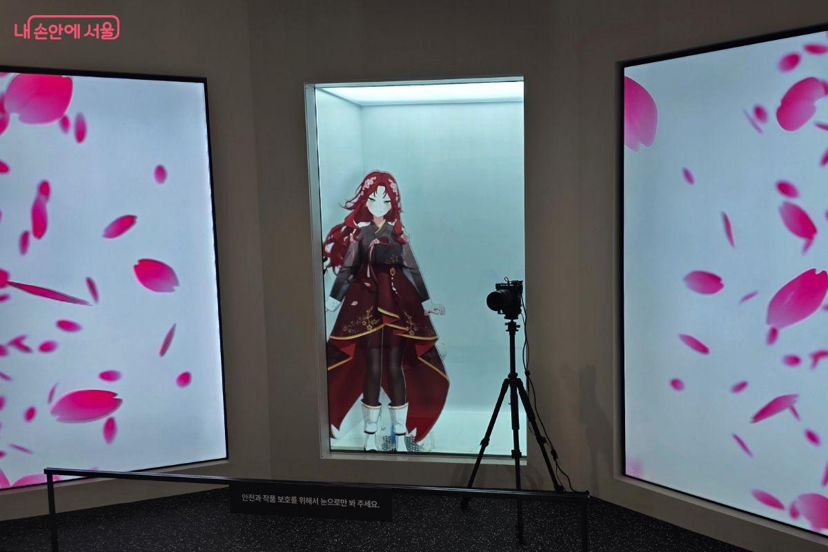 캐릭터가 되어 가상 현실에서 가상의 아이돌과 함께 기념 촬영을 해볼 수도 있다.