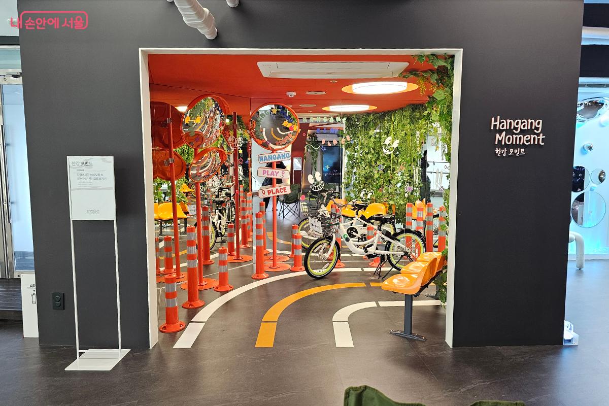 한강다리에서 펼쳐지는 축제의 순간을 영상으로 만날 수 있는 '언더 더 브릿지' ©이혜숙