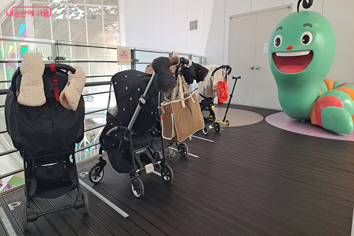 수유실과 유모차를 보관할 수 있는 공간이 마련되어 있다. &copy;최철웅