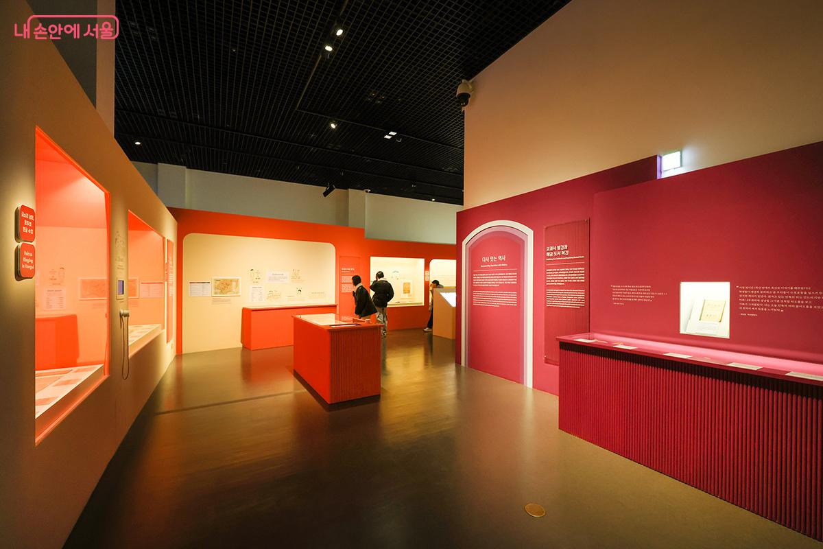 전시장 구석구석의 옛 추억이 담긴 물건들이 많이 전시되어 있다. &copy;김주연