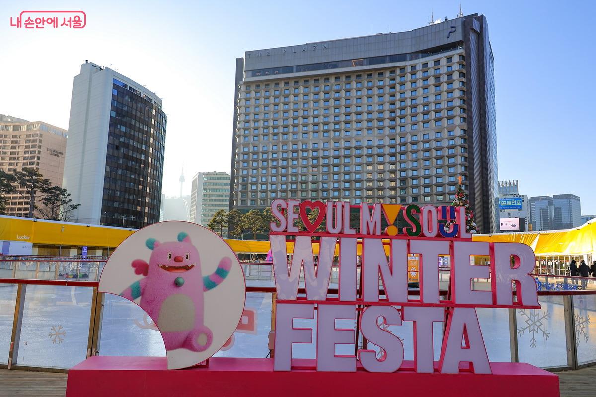 밤에 조명이 들어오는 불빛 아래 스케이트 타는 것도 새롭고 즐거울 것 같다. &copy;박성환