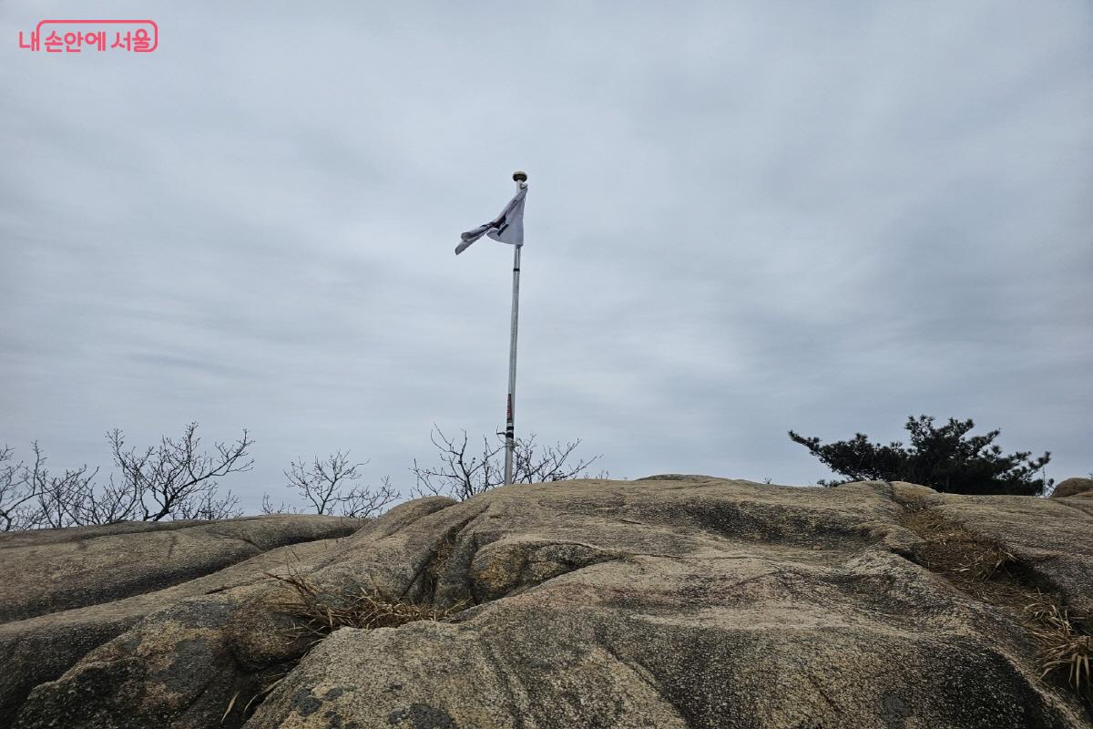 호암산 정상 전망대에서 펄럭이는 태극기 &copy;김도희