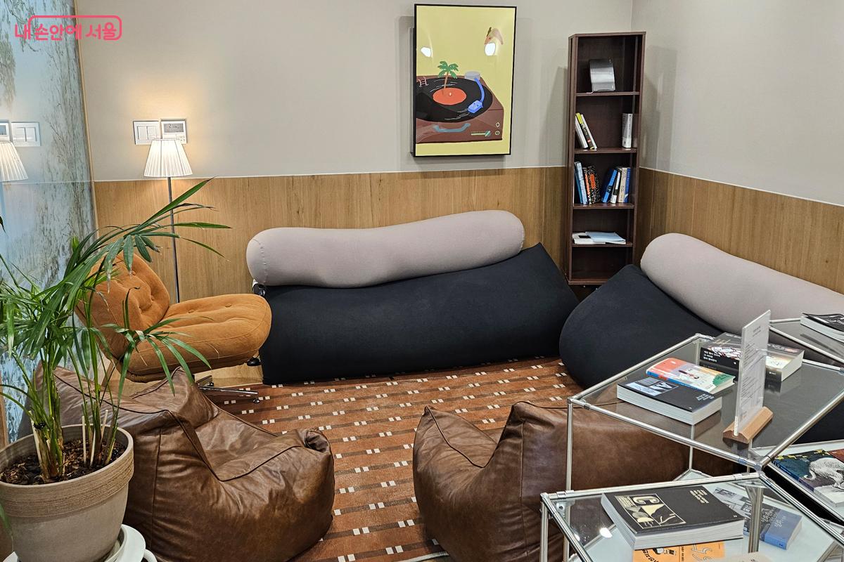 지하철 역사 내 상가 공간이 잠시 머무를 수 있는 라운지형 공간으로 바뀌었다. &copy;김현진