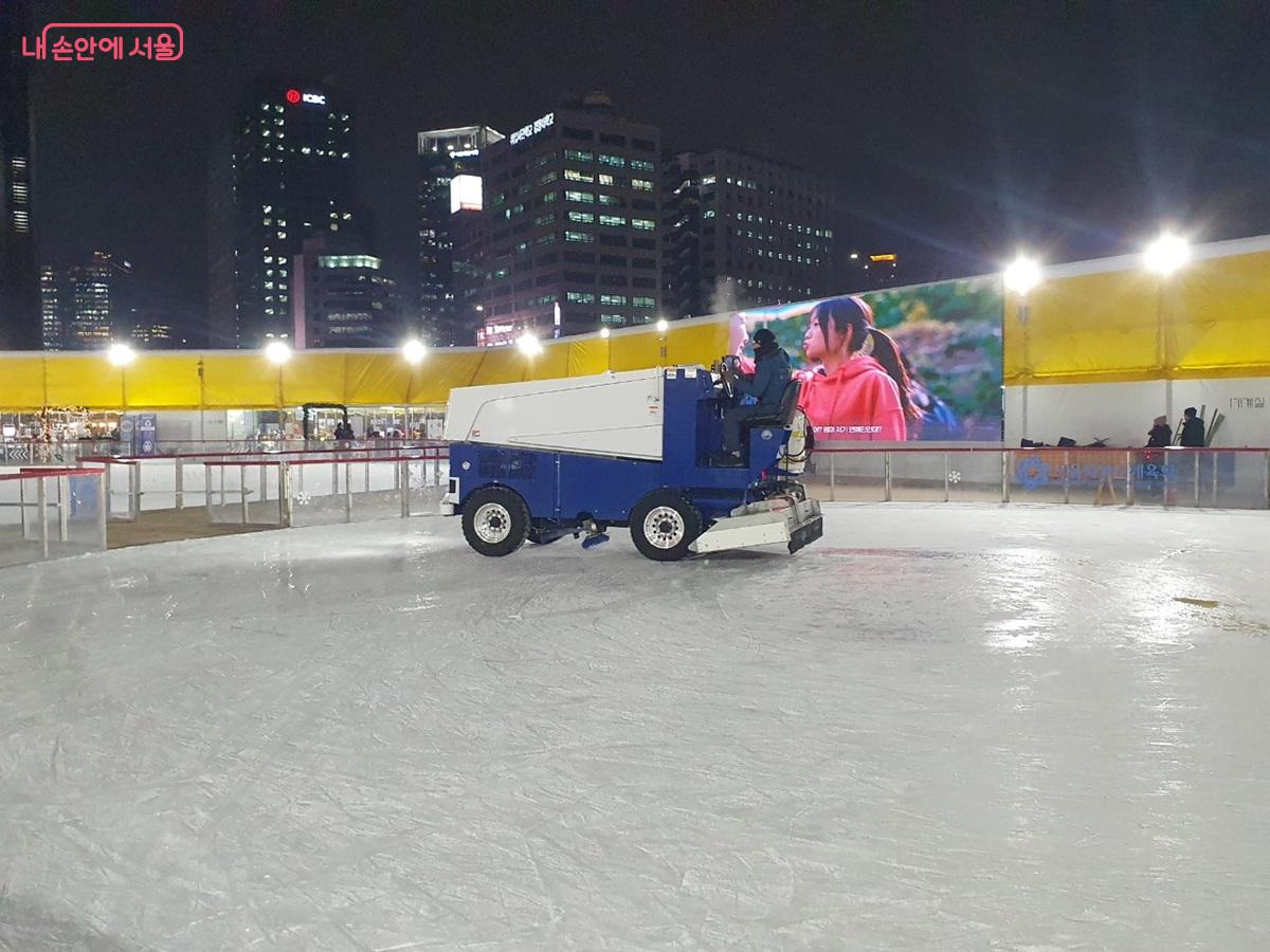  매 회차 종료 후 정빙을 실시해 최상의 빙질을 유지 중이다. &copy;김병규 