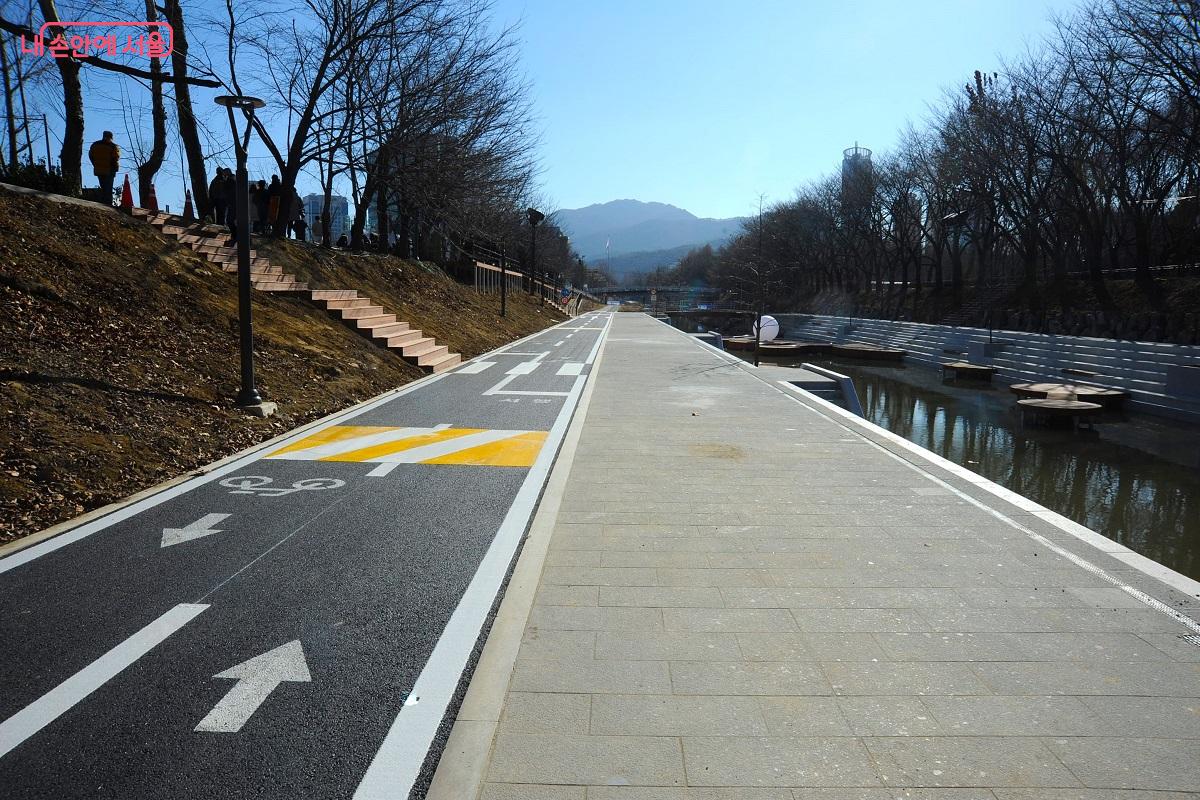 넓고 안전하게 조성된 산책로와 자전거 길 &copy;조수봉