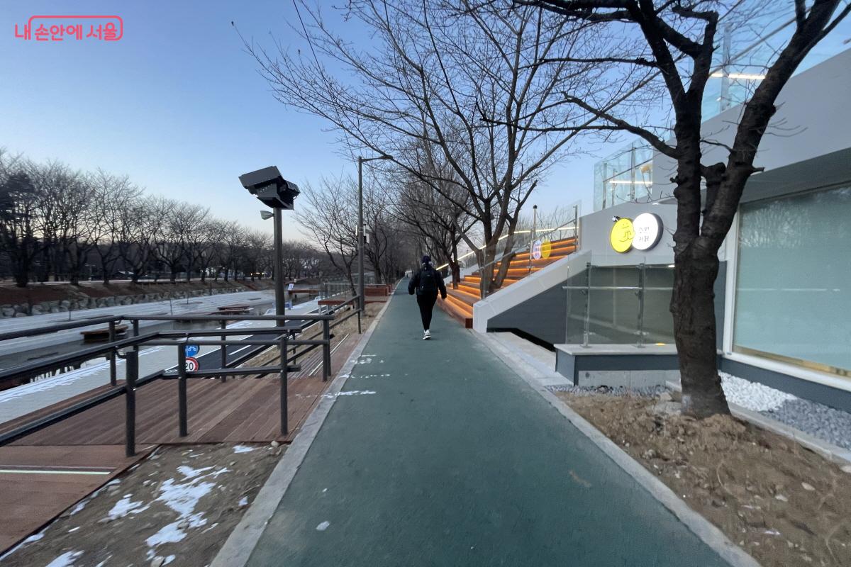 겨울에도 시민들에게 인기 높은 여의천변 산책로 ⓒ이정민 
