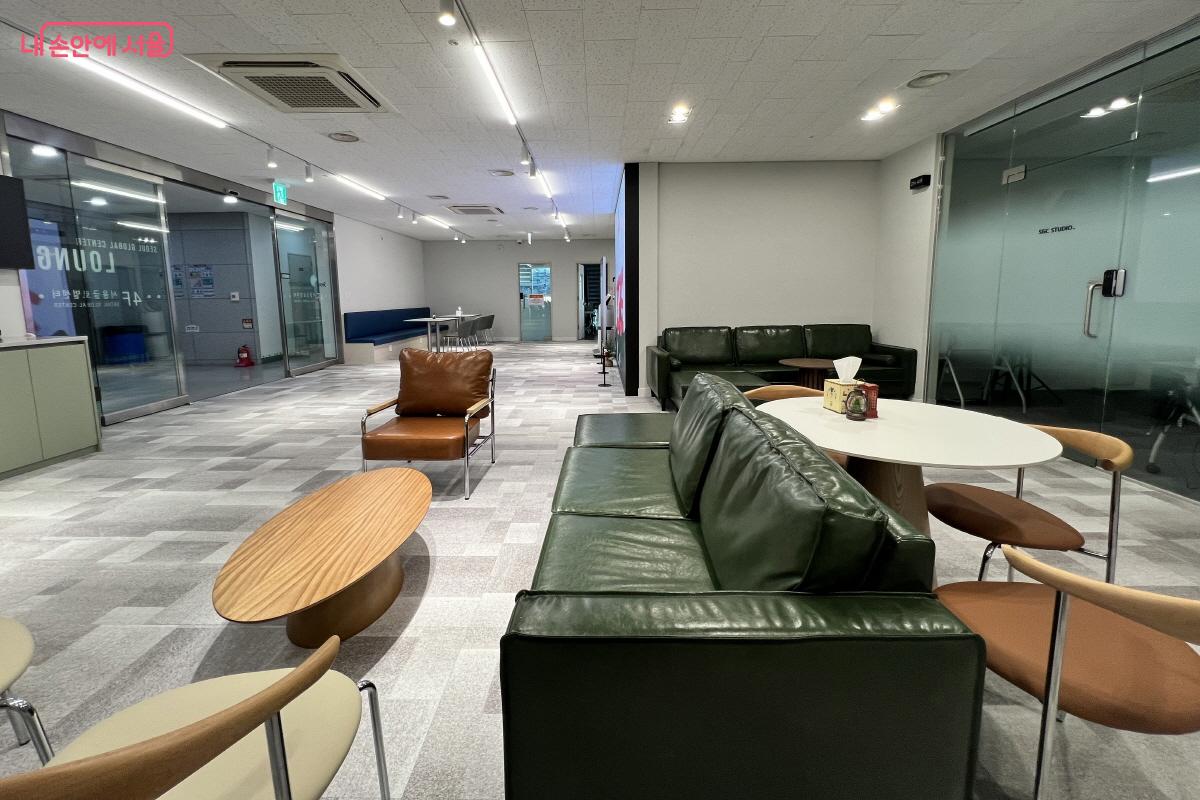 창업자를 위한 사무실과 교육실 등이 있는 서울글로벨센터 4층 ©박지영