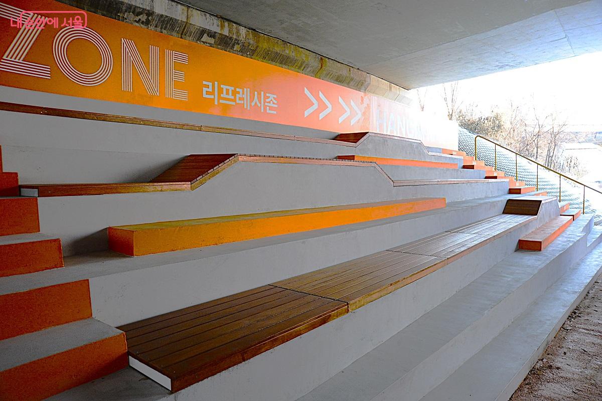&lsquo;고덕천 라운지&rsquo; 좌측의 리프레시존 &copy;조수봉