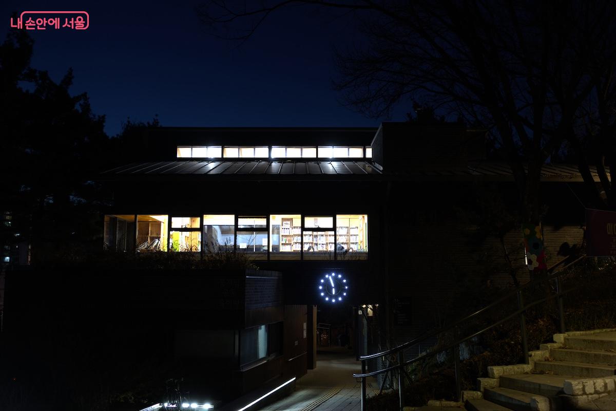 미디어파사드는 배봉산 숲속폭포 광장에서 진행되며, 배봉산숲속도서관 맞은편에 있다. &copy;임중빈