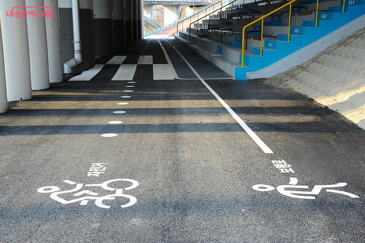 &lsquo;고덕천 라운지&rsquo; 내에서는 보행로와 자전거 길을 분리해 안전을 도모했다. &copy;조수봉
